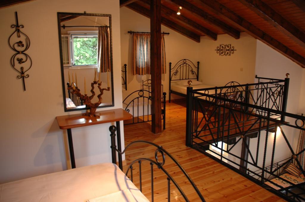 Iron House Apartment Agios Georgios  Cameră foto